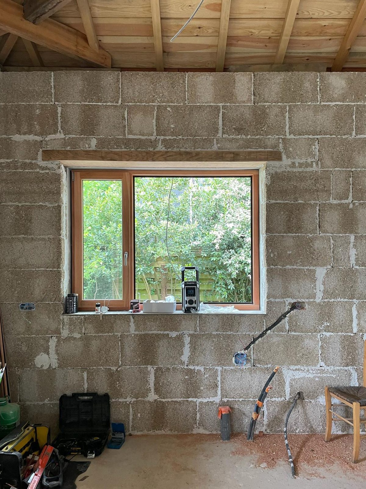 2025. Rénovation lourde d'une maison en autoconstruction - Arès (33) - Blocs de béton de chanvre - en cours.jpg